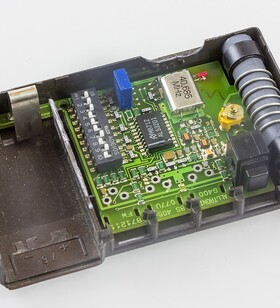 Localizzatore nascosto miniaturizzato telecomando cancello Nice - Linear